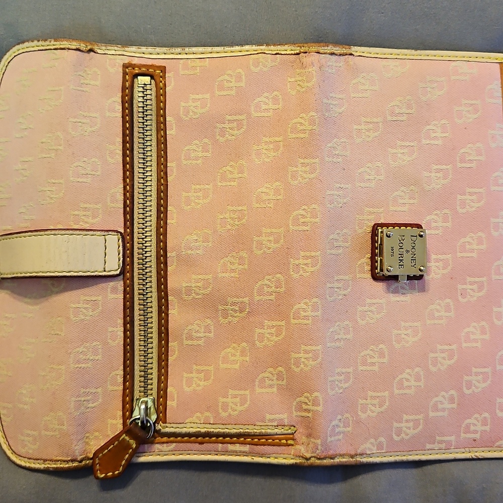 Dooney & Bourke Light Pink Signature Continental Wallet with Logo Lock - Picture 6 of 12